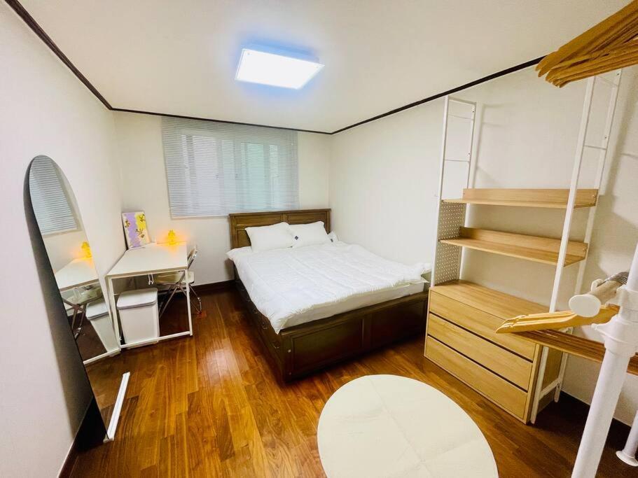 The Biggest Three Bedroom In Hongdae, Sinchon, Yonsei Seoul Exterior photo